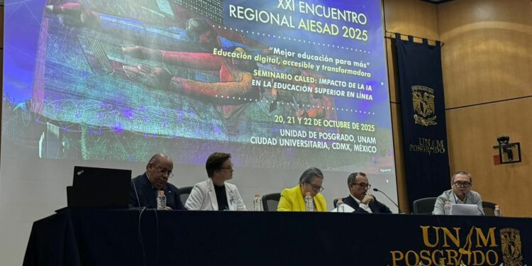 Oswaldo Chacón coordinó mesa de trabajo sobre gobernanza y tecnología educativa a distancia.