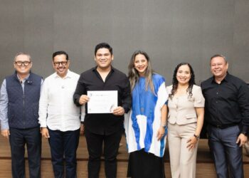 Entregan constancias a egresados del Diplomado en Periodismo Asistido por IA.