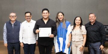 Entregan constancias a egresados del Diplomado en Periodismo Asistido por IA.