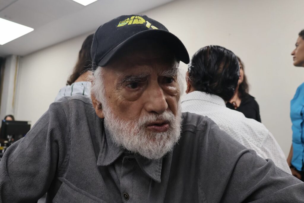 El poeta chiapaneco destacó la importancia de la Feria del Libro de la UNACH como encuentro cultural con Guatemala y la juventud.