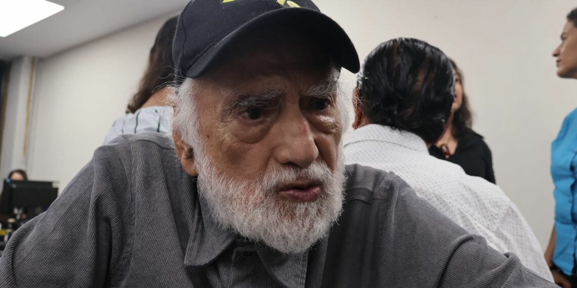 El poeta chiapaneco destacó la importancia de la Feria del Libro de la UNACH como encuentro cultural con Guatemala y la juventud.