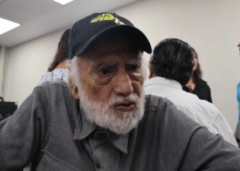 El poeta chiapaneco destacó la importancia de la Feria del Libro de la UNACH como encuentro cultural con Guatemala y la juventud.