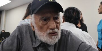 El poeta chiapaneco destacó la importancia de la Feria del Libro de la UNACH como encuentro cultural con Guatemala y la juventud.