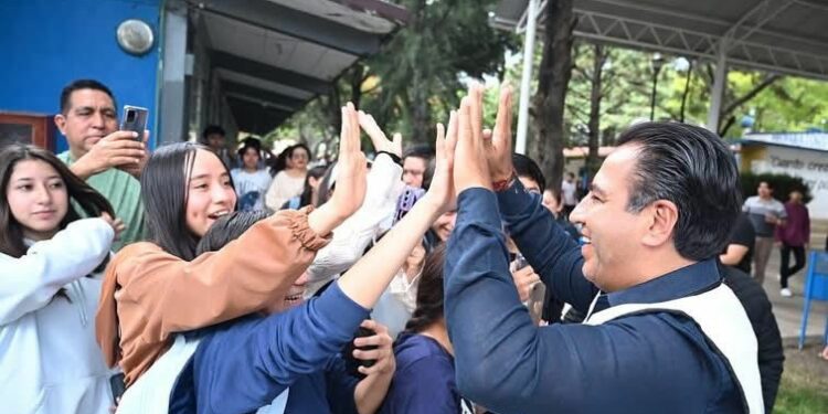 El gobernador impulsó proyectos en escuelas y protección civil durante su gira.