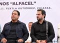 El gobernador entregó becas, constancias y celulares educativos.
