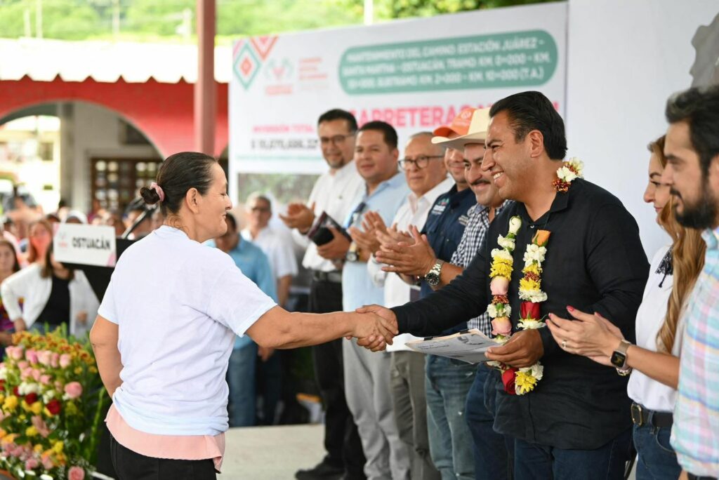 El gobernador entregó becas, inauguró obras y constató servicios en la región.