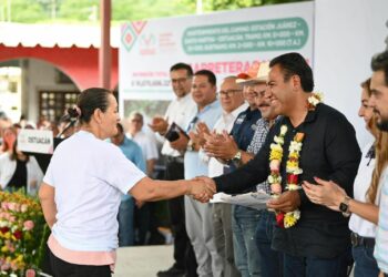 El gobernador entregó becas, inauguró obras y constató servicios en la región.