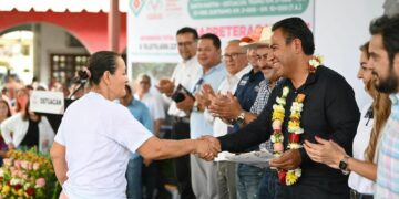 El gobernador entregó becas, inauguró obras y constató servicios en la región.