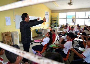 Gobierno y Fundación Coppel entregaron mil mesabancos en Tuxtla.