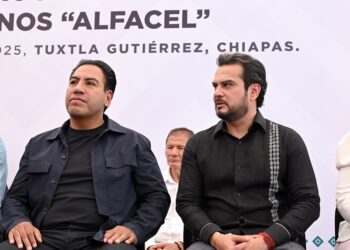 El gobernador entregó becas, constancias y celulares educativos.