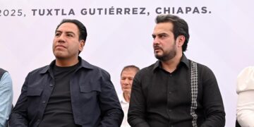 El gobernador entregó becas, constancias y celulares educativos.