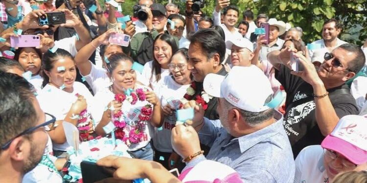 El Gobernador de Chiapas inauguró infraestructura y entregó apoyos de salud y educación.
