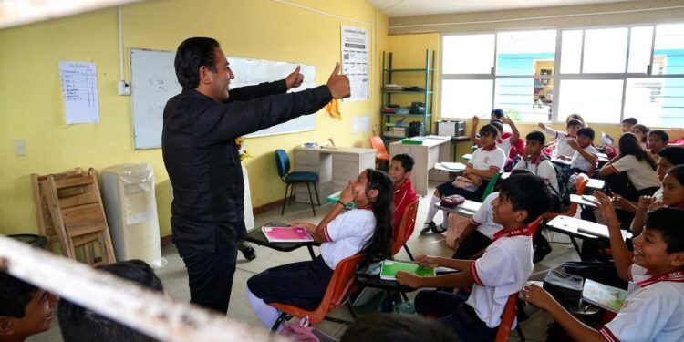 Gobierno y Fundación Coppel entregaron mil mesabancos en Tuxtla.