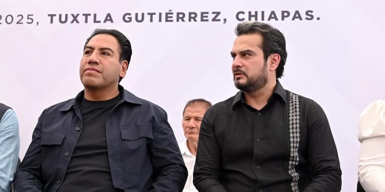 El gobernador entregó becas, constancias y celulares educativos.