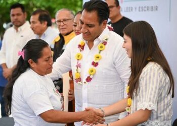 Gobernador impulsó becas, salud y millonaria reconstrucción carretera en Montecristo.