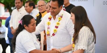 Gobernador impulsó becas, salud y millonaria reconstrucción carretera en Montecristo.