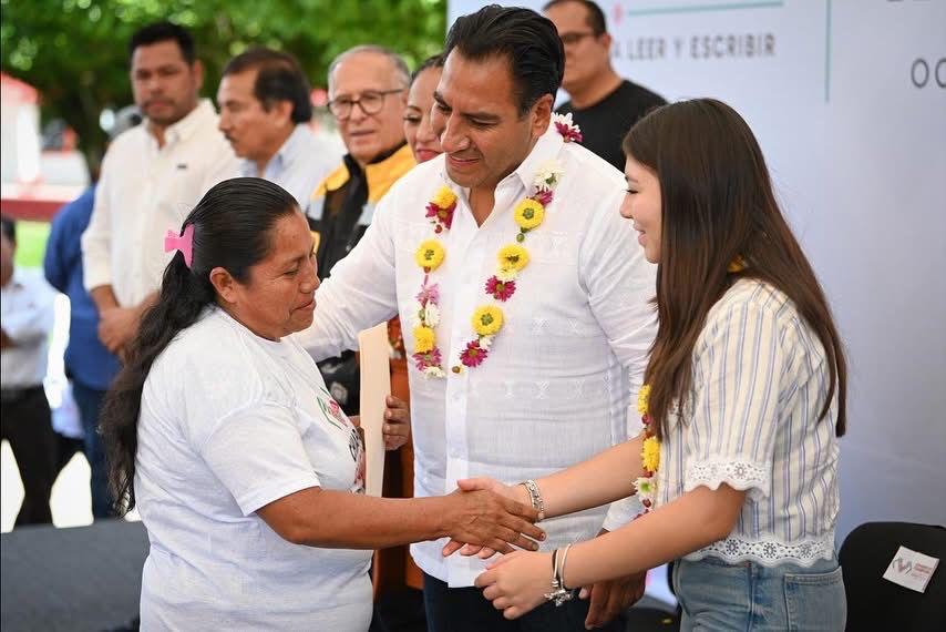 Gobernador impulsó becas, salud y millonaria reconstrucción carretera en Montecristo.