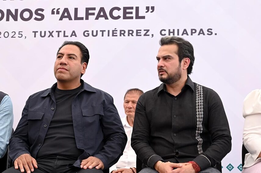 El gobernador entregó becas, constancias y celulares educativos.
