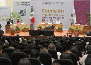 La Comisión Presidencial para la Reforma Electoral realizó un foro en Chiapas para recabar propuestas ciudadanas.