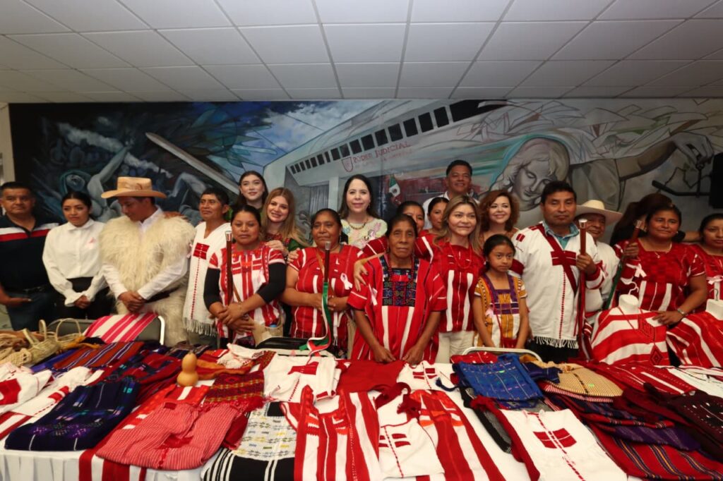 El Voluntariado del Poder Judicial y el DIF estatal promovieron una Expo Venta para artesanos tsotsil-tseltales.
