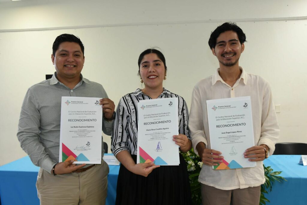 Reconocimiento CENEVAL-EGEL Plus celebró desempeño sobresaliente de egresados universitarios en Tapachula.