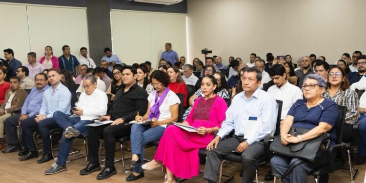 Más que una amenaza, es un espejo. Nos refleja: amplifica nuestras virtudes, pero también nuestras carencias. El olfato periodístico no se enseña en manuales ni con prompts, sino en la práctica, en ese sexto sentido que hace volver al reportero porque algo “no le cuadra”.