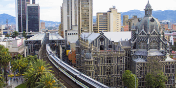 Más allá de la imagen de una urbe marcada por el narcotráfico, la obra muestra cómo la ciudad colombiana construyó un nuevo relato colectivo basado en la innovación social, la participación comunitaria y la decisión política de “romper muros”, visibles e invisibles 