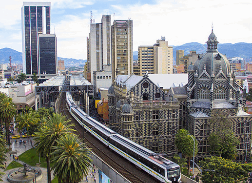 Más allá de la imagen de una urbe marcada por el narcotráfico, la obra muestra cómo la ciudad colombiana construyó un nuevo relato colectivo basado en la innovación social, la participación comunitaria y la decisión política de “romper muros”, visibles e invisibles 