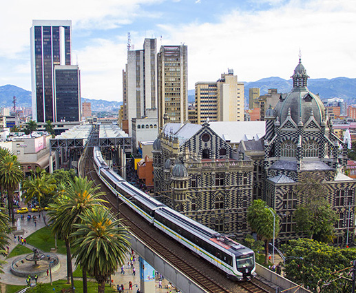 Más allá de la imagen de una urbe marcada por el narcotráfico, la obra muestra cómo la ciudad colombiana construyó un nuevo relato colectivo basado en la innovación social, la participación comunitaria y la decisión política de “romper muros”, visibles e invisibles 