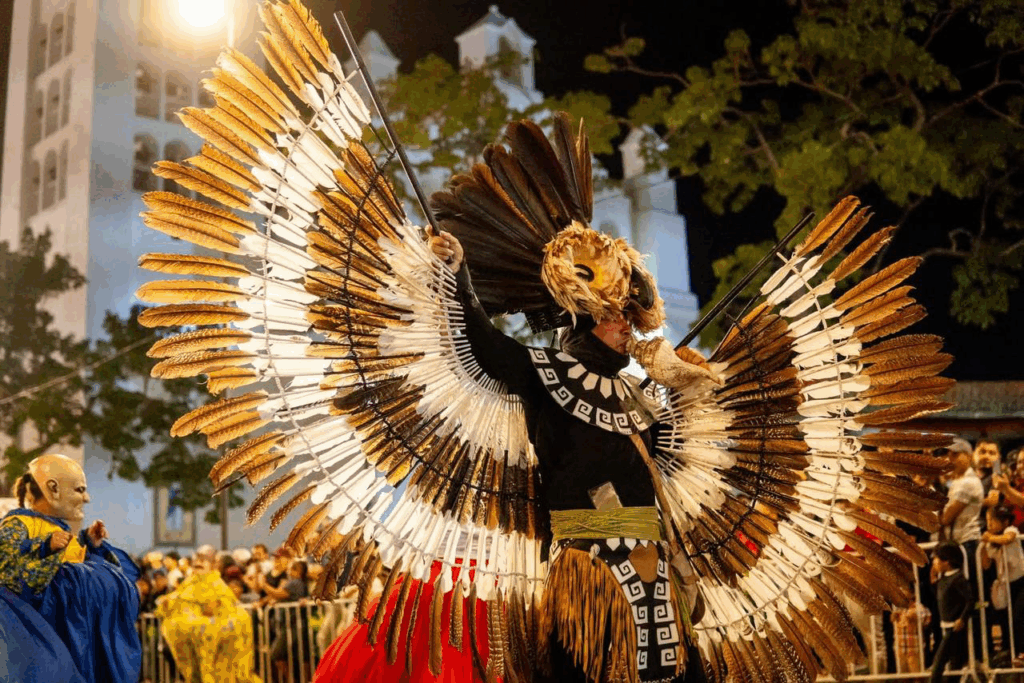 No es únicamente un espectáculo masivo, es una propuesta estructurada que articula artes escénicas, música tradicional, ritualidad, gastronomía, artesanía y moda ancestral e historia.