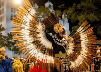 No es únicamente un espectáculo masivo, es una propuesta estructurada que articula artes escénicas, música tradicional, ritualidad, gastronomía, artesanía y moda ancestral e historia. 