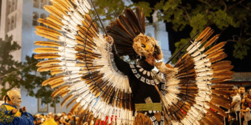 No es únicamente un espectáculo masivo, es una propuesta estructurada que articula artes escénicas, música tradicional, ritualidad, gastronomía, artesanía y moda ancestral e historia. 