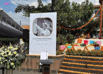 El caso de Uruapan ha tenido es­pecial resonancia en medios locales, nacionales e incluso internacionales, no sólo por la crudeza del atentado —perpetrado en pleno evento públi­co—, sino por los mensajes previos que el propio alcalde difundió.