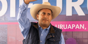 El presidente municipal de Uruapan se había convertido en un popularizado foco rojo de alto riesgo. Así lo había denunciado y advertido él mismo a las autoridades estatales y federales. 