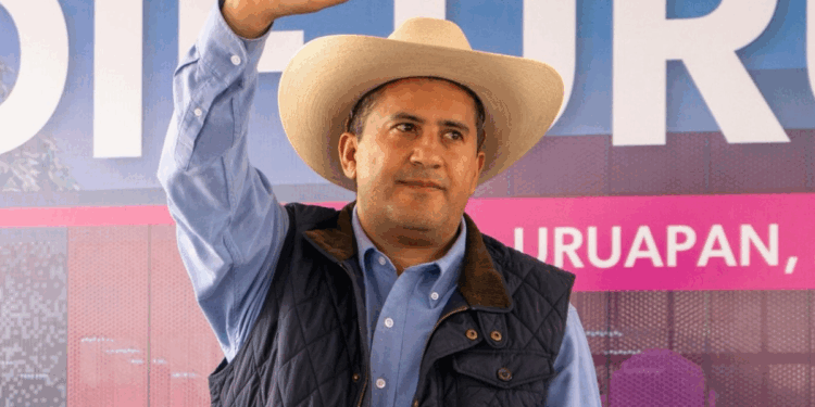 El presidente municipal de Uruapan se había convertido en un popularizado foco rojo de alto riesgo. Así lo había denunciado y advertido él mismo a las autoridades estatales y federales. 