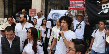 Marcha pacífica congregó a jóvenes y adultos en rechazo a la corrupción y la desinformación.