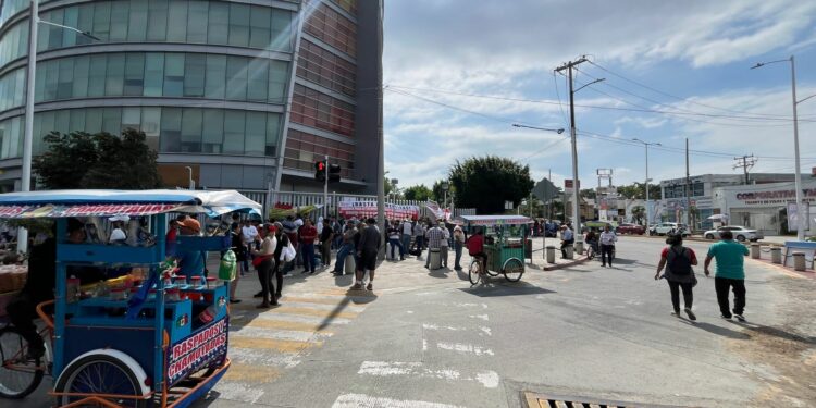 Docentes liberaron casetas y tomaron oficinas.