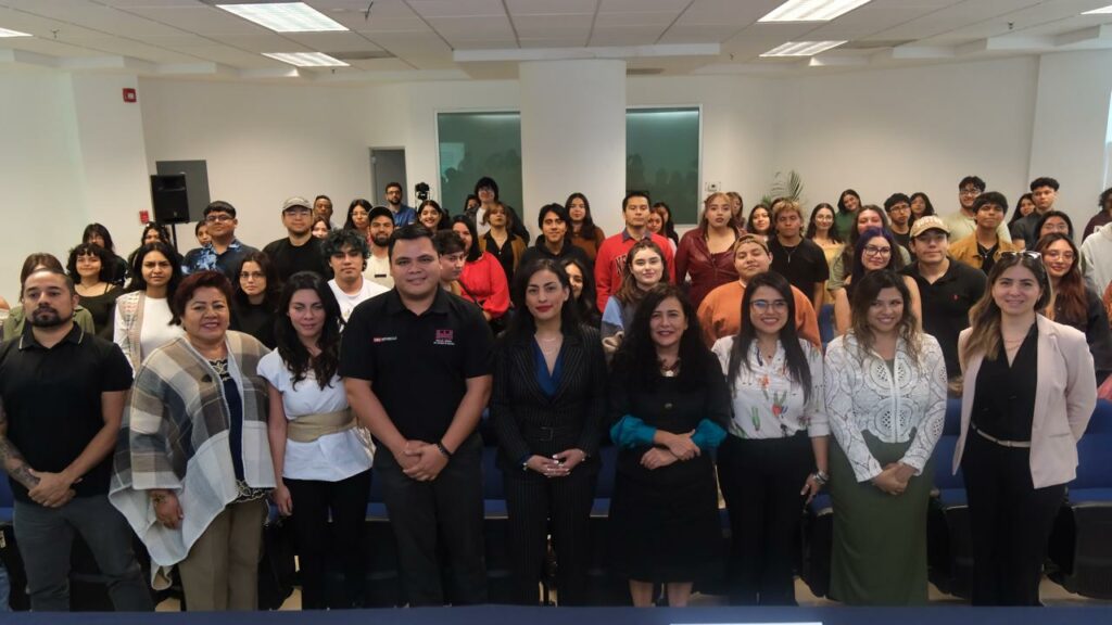 Presentan ponencia sobre profesionalización y estándares.