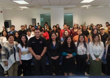Presentan ponencia sobre profesionalización y estándares.