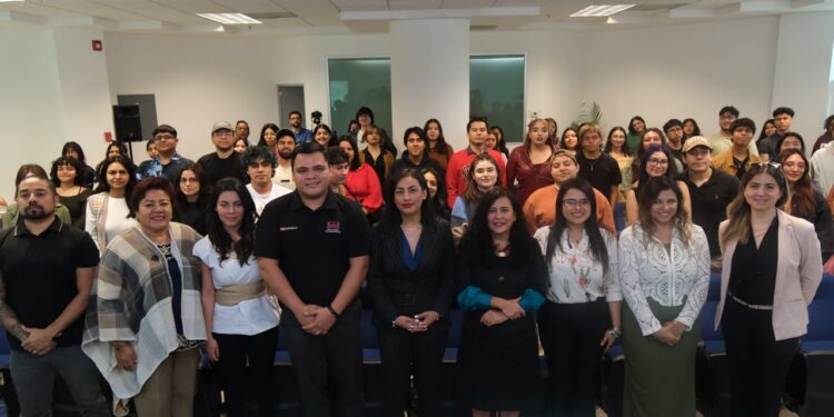 Presentan ponencia sobre profesionalización y estándares.