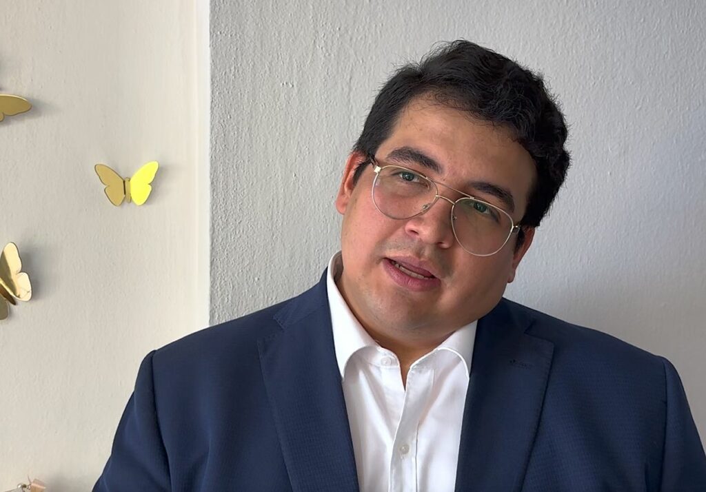 Factores laborales, emocionales y ambientales influyen en su conducta.