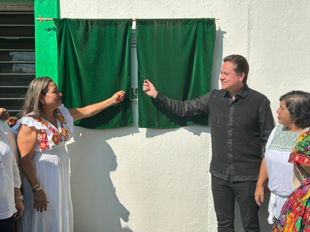 El plantel develó placa y anunció nuevas obras educativas.