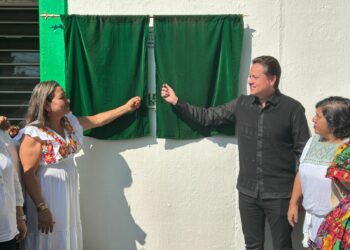 El plantel develó placa y anunció nuevas obras educativas.