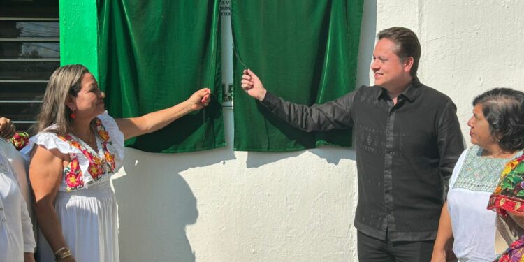 El plantel develó placa y anunció nuevas obras educativas.