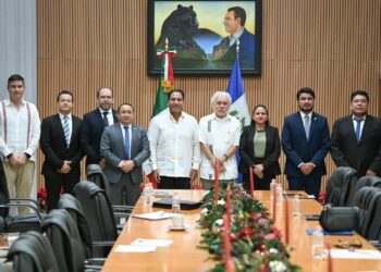 Mandatario y embajador revisaron agenda de seguridad y desarrollo.