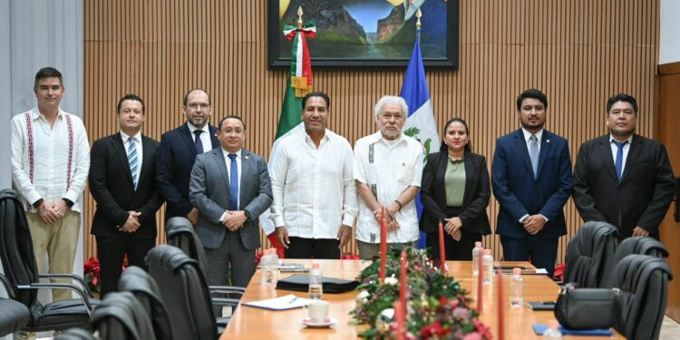 Mandatario y embajador revisaron agenda de seguridad y desarrollo.