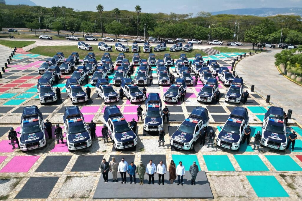 El gobernador anunció programas de vivienda para policías y reafirmó la coordinación con alcaldes.