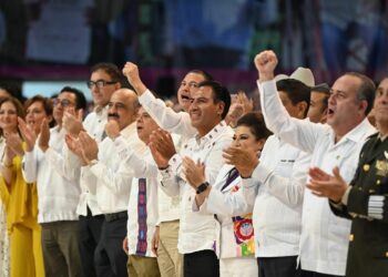 El gobernador de Chiapas asistió al Primer Informe de Gobierno en Tabasco.