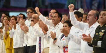 El gobernador de Chiapas asistió al Primer Informe de Gobierno en Tabasco.