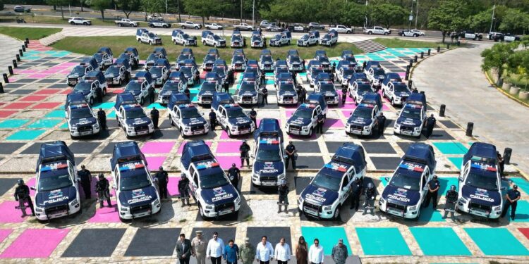 El gobernador anunció programas de vivienda para policías y reafirmó la coordinación con alcaldes.